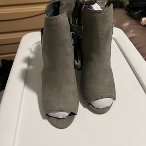 Stylish Gray Suede Peep-Toe Ankle Boots size 9M NWOT